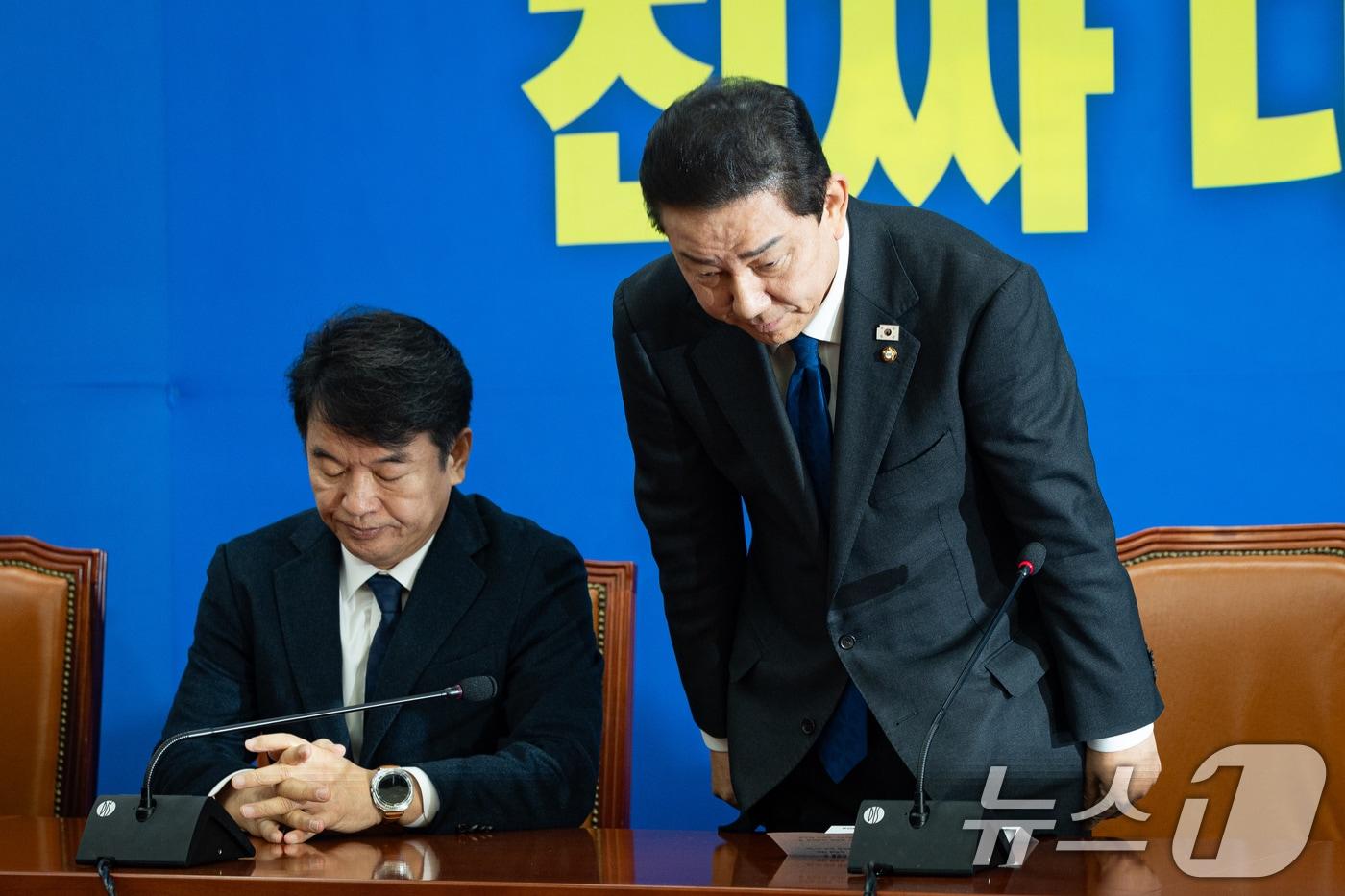 김병기 더불어민주당 원내대표가 30일 서울 여의도 국회에서 열린 원내대책회의에서 원내대표직 사퇴를 밝히기 앞서 고개 숙여 사과하고 있다. 2025.12.30/뉴스1 ⓒ News1 유승관 기자