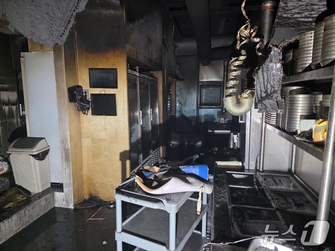 본문 이미지 - 30일 새벽 0시31분쯤 제주시 도남동에서 발생한 음식점 화재 현장.(제주도소방안전본부 제공. 재판매 및 DB 금지)