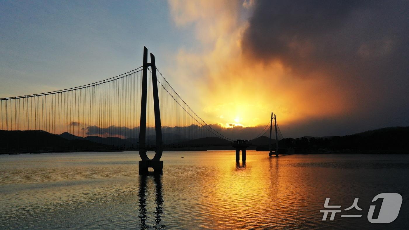 탑정호 일출 장면 (논산시 제공.재판매 및 DB금지)/뉴스1