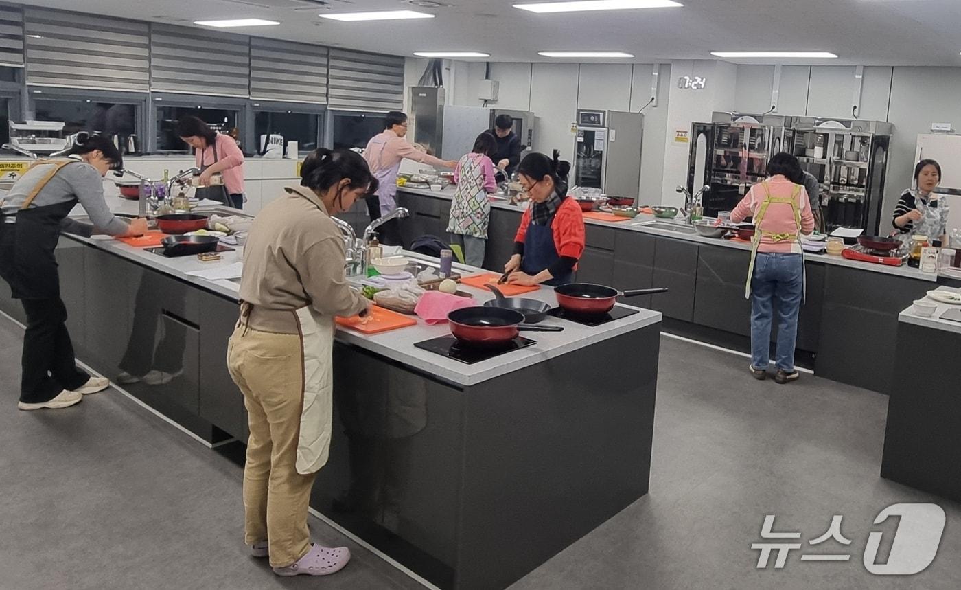 충북혁신도시 공유평생학습관에서 한식조리 과정 운영 모습.(진천군 제공, 재판매 및 DB금지)/뉴스1