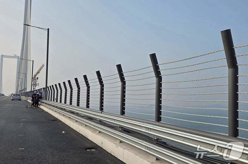 본문 이미지 - 제3연륙교에 설치된 자살 방지 난간 (인천경제자유구역청 제공.재판매 및 DB금지)