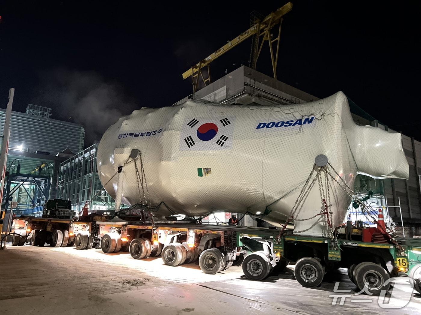 본문 이미지 - 안동복합발전소 2호기 건설현장에 국산 발전터빈 장비가 들어가는 모습 (남부발전 제공. 재판매 및 DB금지)