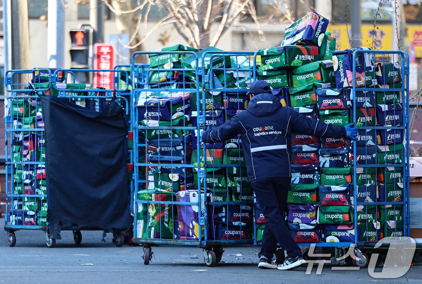본문 이미지 - 사진은 이날 서울 시내 한 쿠팡 물류센터. 2025.12.30/뉴스1 ⓒ News1 김도우 기자
