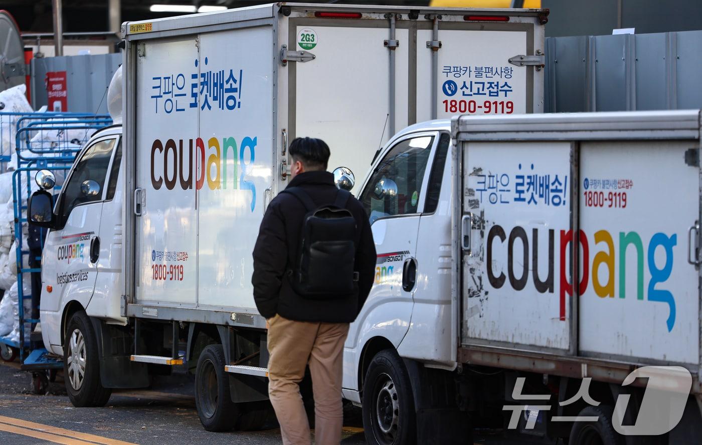 사진은 이날 서울 시내 한 쿠팡 물류센터에 주차된 배송차량. 2025.12.30/뉴스1 ⓒ News1 김도우 기자