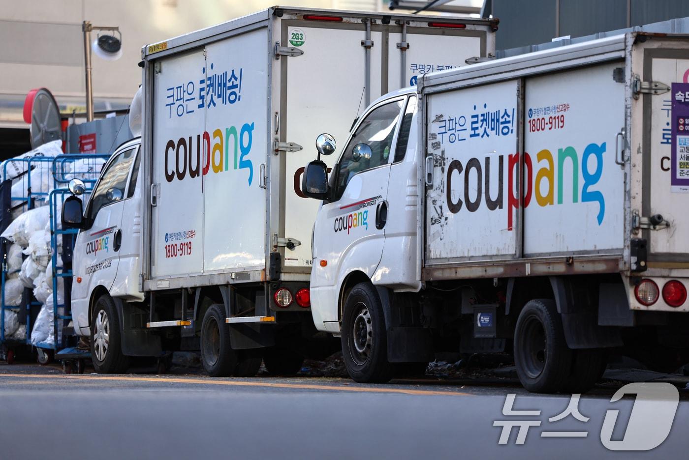서울 시내 한 쿠팡 물류센터에 주차된 배송차량. 2025.12.30/뉴스1 ⓒ News1 김도우 기자
