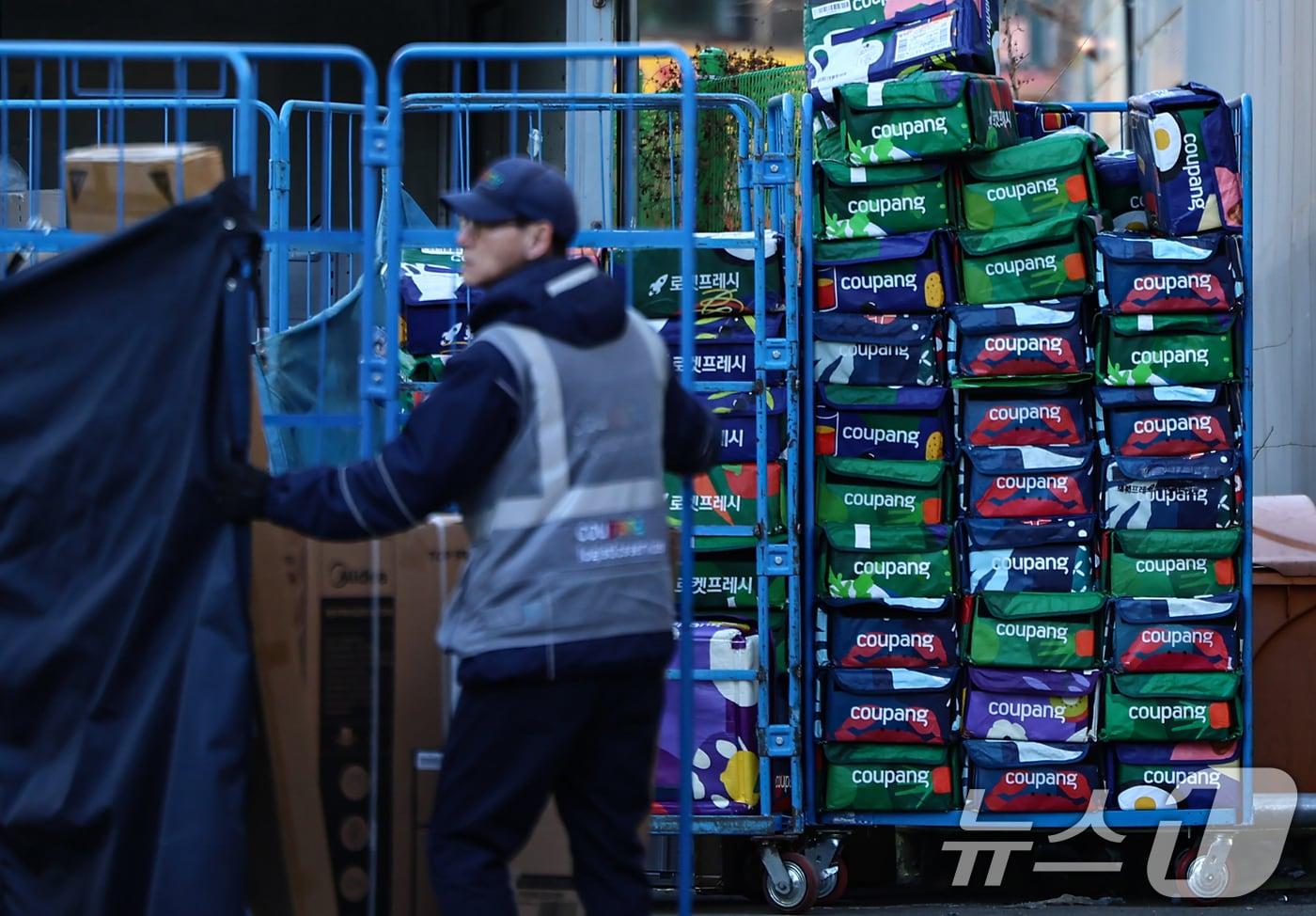 본문 이미지 - 국회에서 30일부터 이틀간 '쿠팡 침해 사고 및 개인정보 유출, 불공정 거래, 노동환경 실태 파악과 재발 방지 대책 마련을 위한 청문회'가 진행된다. 사진은 이날 서울 시내 한 쿠팡 물류센터. 2025.12.30/뉴스1 ⓒ News1 김도우 기자