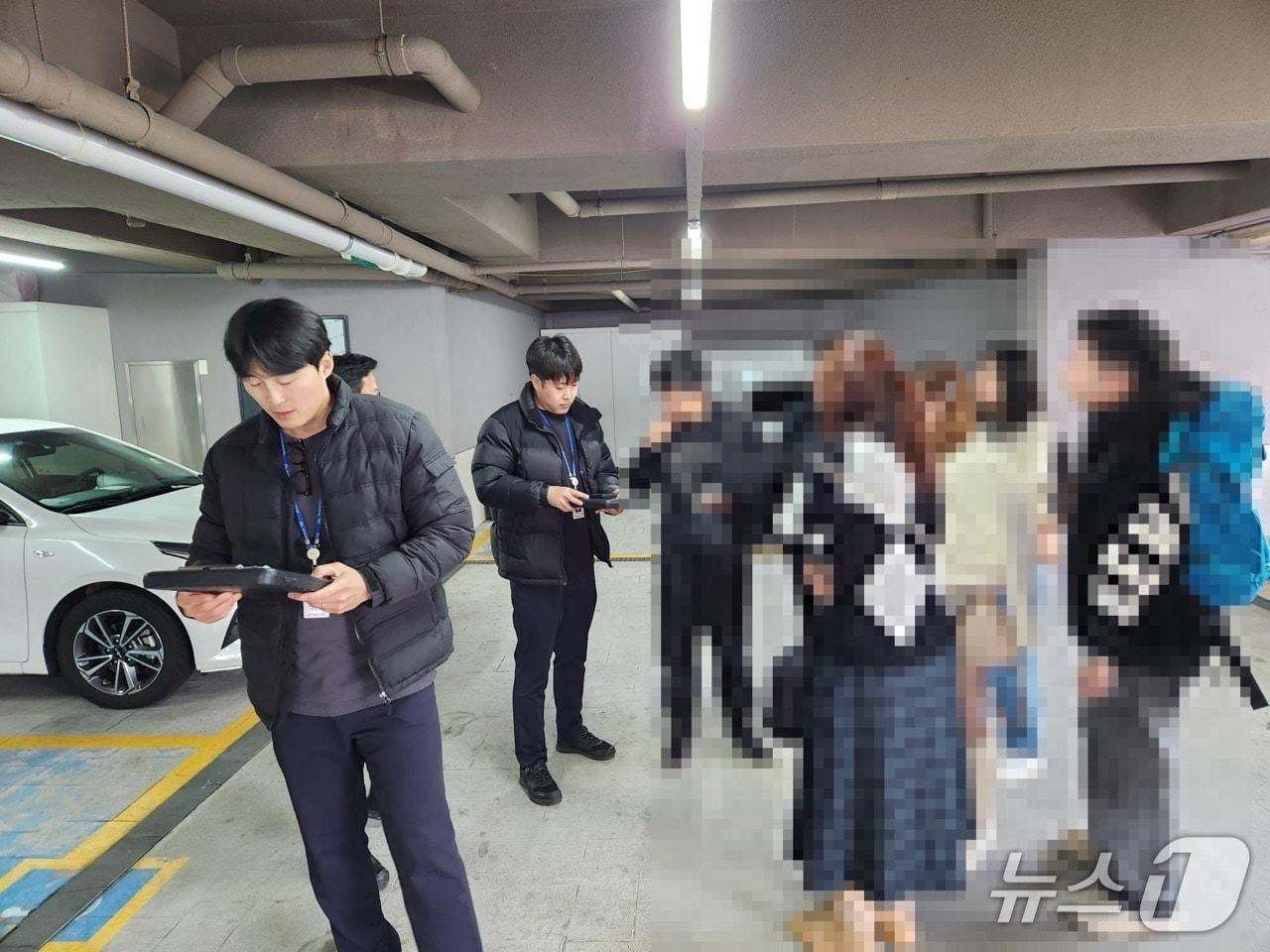 본문 이미지 - 제주도자치경찰단이 미신고 숙박시설을 단속하는 모습.(제주도자치경찰단 제공. 재판매 및 DB 금지)