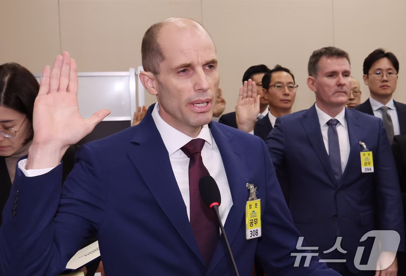 해롤드 로저스 쿠팡 대표이사가 30일 서울 여의도 국회에서 열린 제430회국회(임시회) 쿠팡 침해사고 및 개인정보 유출, 불공정 거래, 노동환경 실태 파악과 재발방지 대책 마련을 위한 연석 청문회에 출석해 증인 선서하고 있다. 2025.12.30/뉴스1 ⓒ News1 장수영 기자