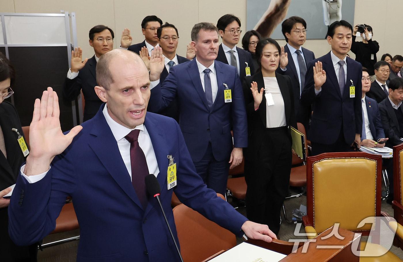 해롤드 로저스 쿠팡 임시대표가 30일 서울 여의도 국회에서 열린 제430회국회(임시회) 쿠팡 침해사고 및 개인정보 유출, 불공정 거래, 노동환경 실태 파악과 재발방지 대책 마련을 위한 연석 청문회에 출석해 증인 선서하고 있다. 2025.12.30/뉴스1 ⓒ News1 장수영 기자