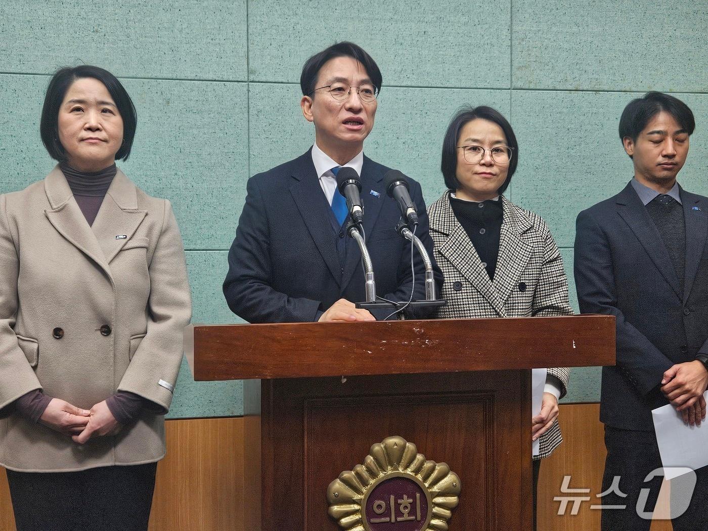 본문 이미지 - 30일 조국혁신당 전북도당 대변인단이 전북도의회 브리핑룸에서 기자회견을 하고 있다.2025.12.30/뉴스1