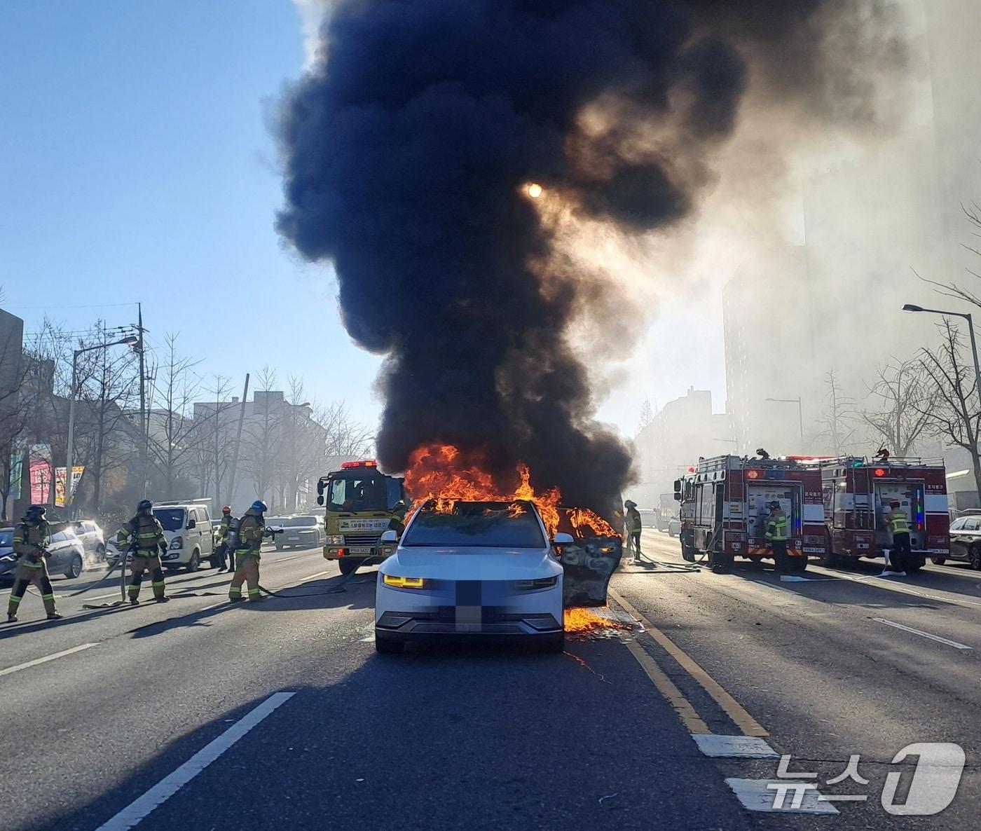본문 이미지 - 30일 오전 9시 46분께 전북 전주시 완산구 삼천동 백제대로에서 주행하던 전기차에 불이 났다.(전북소방본부 제공. 재판매 및 DB금지)