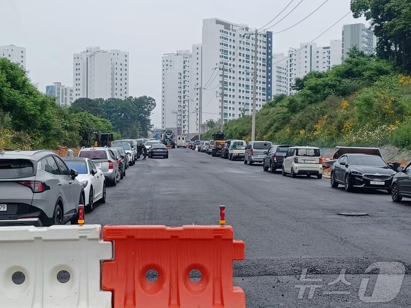 본문 이미지 - 광주 서구 금호동 '위파크 마륵공원' 아파트와 U대회도로(서광주로)를 연결하는 총길이 513m 왕복 4차로 도로. 해당 도로는 관할 군부대의 동의 없이 군사보호구역 내 불법 개설돼 논란이 일고 있다./뉴스1