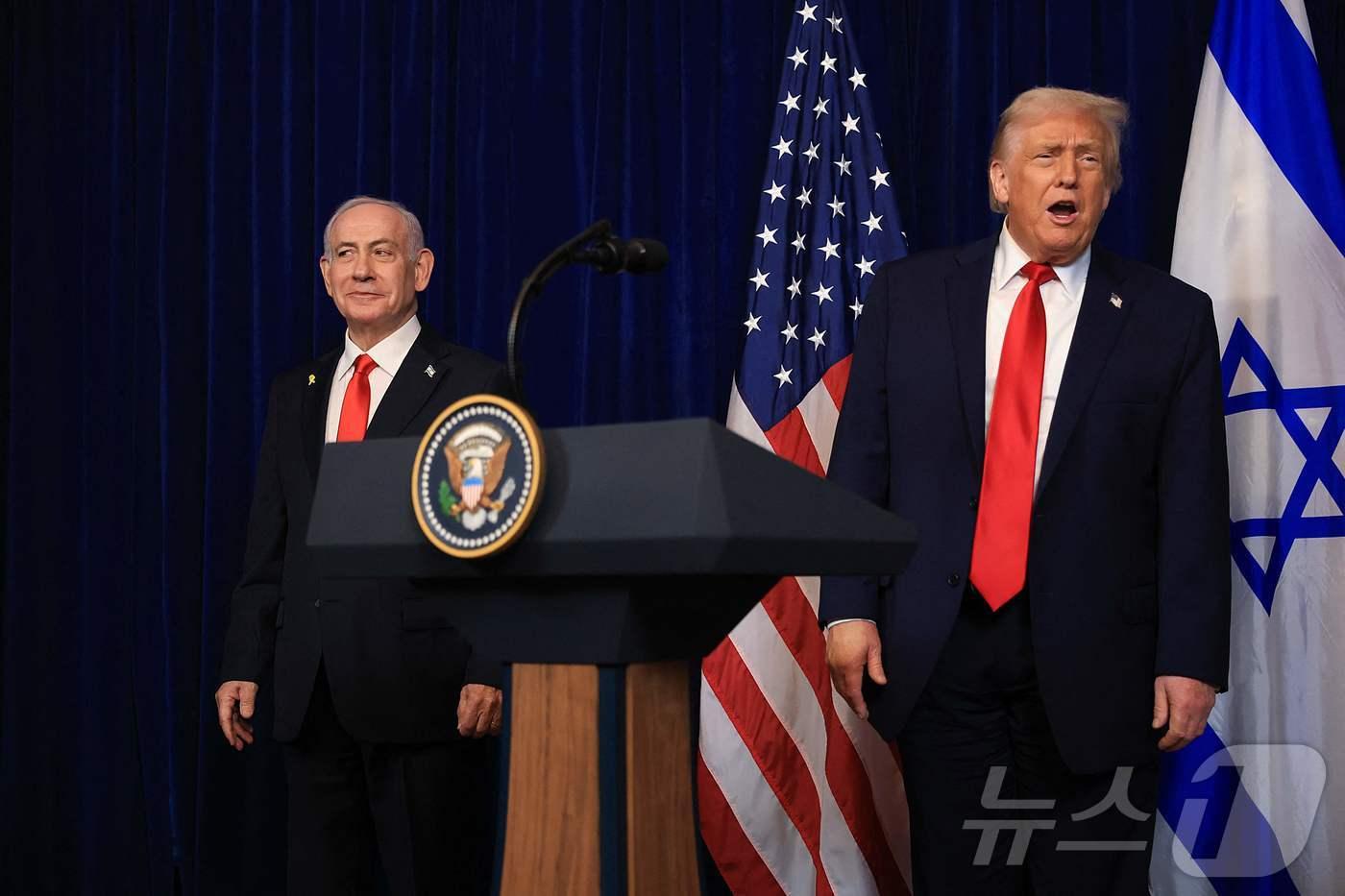 도널드 트럼프 미국 대통령이 2025년 12월 29일(현지시간) 플로리다 팜비치 마러라고 클럽에서 베냐민 네타냐후 이스라엘 총리와 공동 기자회견을 열고 있다. 2025.12.29. ⓒ AFP=뉴스1