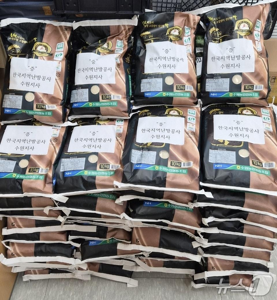 본문 이미지 - 한국지역난방공사 수원지사가 경기 수원시 영통구 광교1동에 기부한 쌀. (영통구 제공. 재판매 및 DB 금지) 2025.12.30/뉴스1