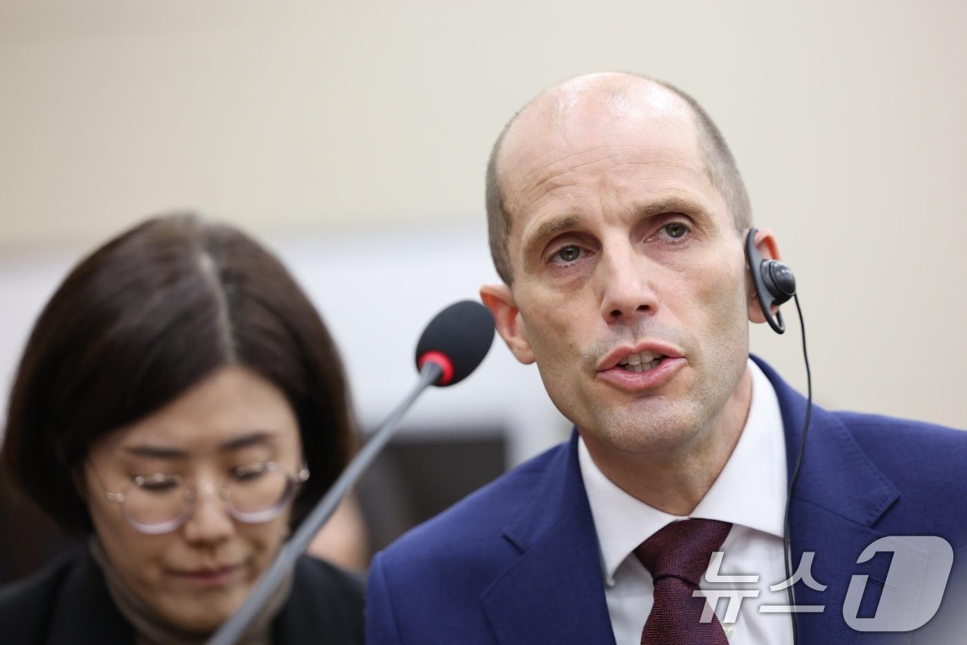 해롤드 로저스 쿠팡 대표이사가 30일 서울 여의도 국회에서 열린 제430회국회(임시회) 쿠팡 침해사고 및 개인정보 유출, 불공정 거래, 노동환경 실태 파악과 재발방지 대책 마련을 위한 연석 청문회에서 질문에 답하고 있다. 2025.12.30/뉴스1 ⓒ News1 이승배 기자