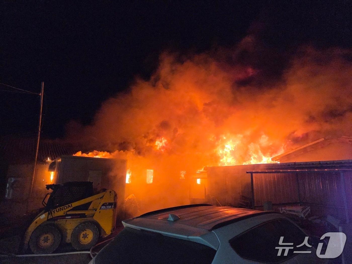 본문 이미지 - 29일 오후 8시 55분쯤 김해시 상동면 묵방리의 한 돈사에서 불이 나 소방관들이 진화에 나서고 있다.(경남소방본부 제공. 재판매 및 DB금지)