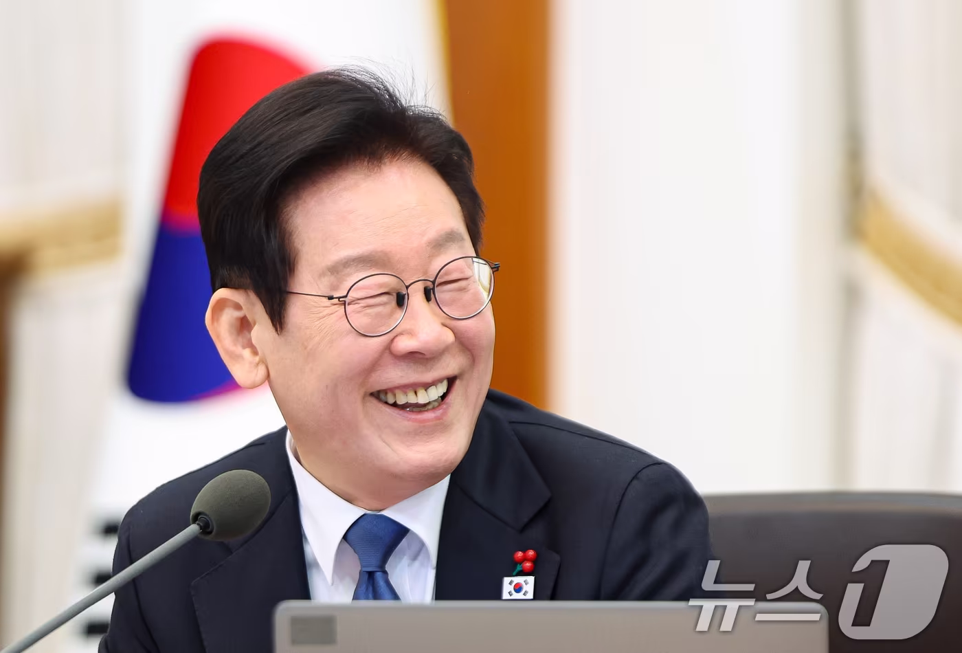 이재명 대통령이 30일 청와대에서 열린 국무회의에서 미소를 짓고 있다. 2025.12.30/뉴스1 ⓒ News1 허경 기자