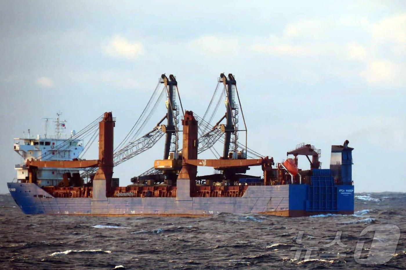 지난해 12월 22일 포르투갈 해군이 공개한 이 사진에서는 포르투갈 연안의 배타적 경제수역(EEZ)에서 포르투갈 해군의 감시를 받고 있는 러시아 화물선 우르사 메이요르호의 침몰 전 모습이 담겨 있다. 2025.12.22. ⓒ AFP=뉴스1 ⓒ News1 이정환 기자