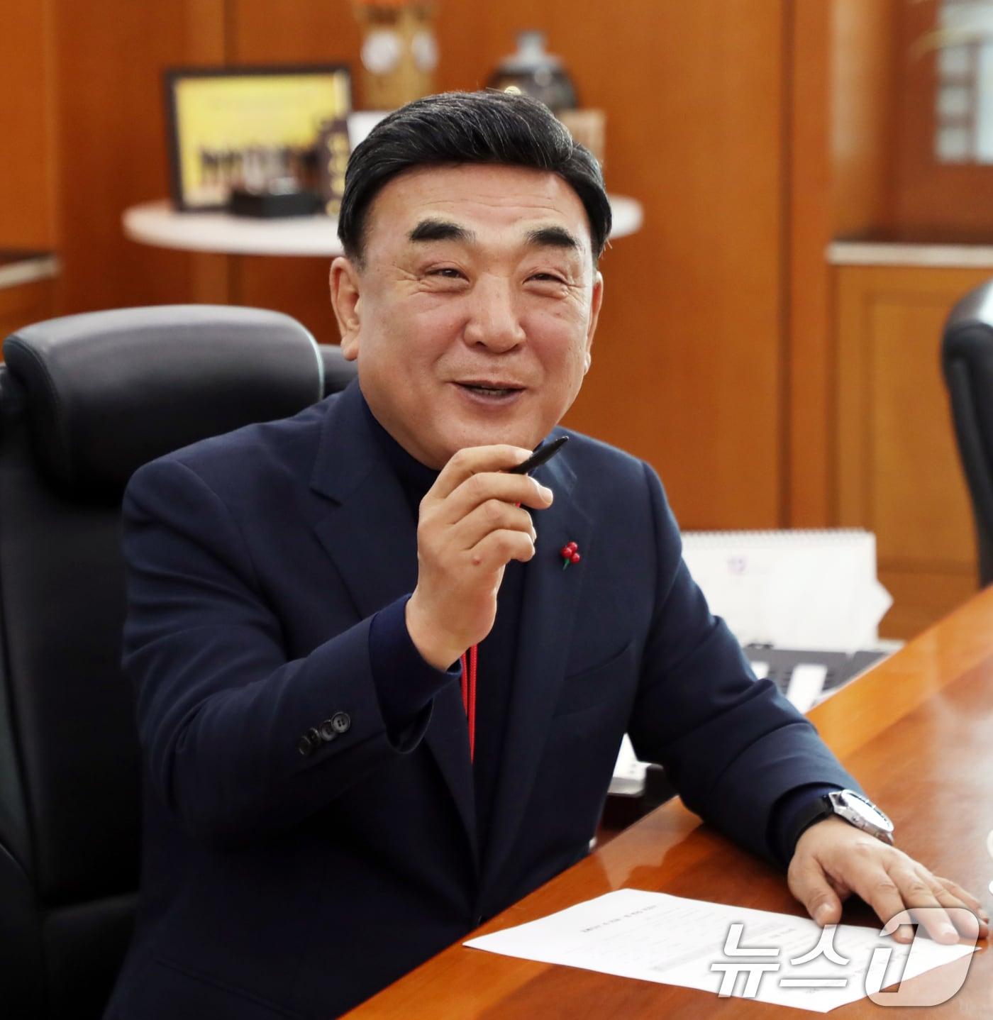 본문 이미지 - 김두겸 울산시장이 30일 시청 접견실에서 신년 인터뷰를 하고 있다. 2025.12.30/뉴스1 ⓒ News1 조민주 기자