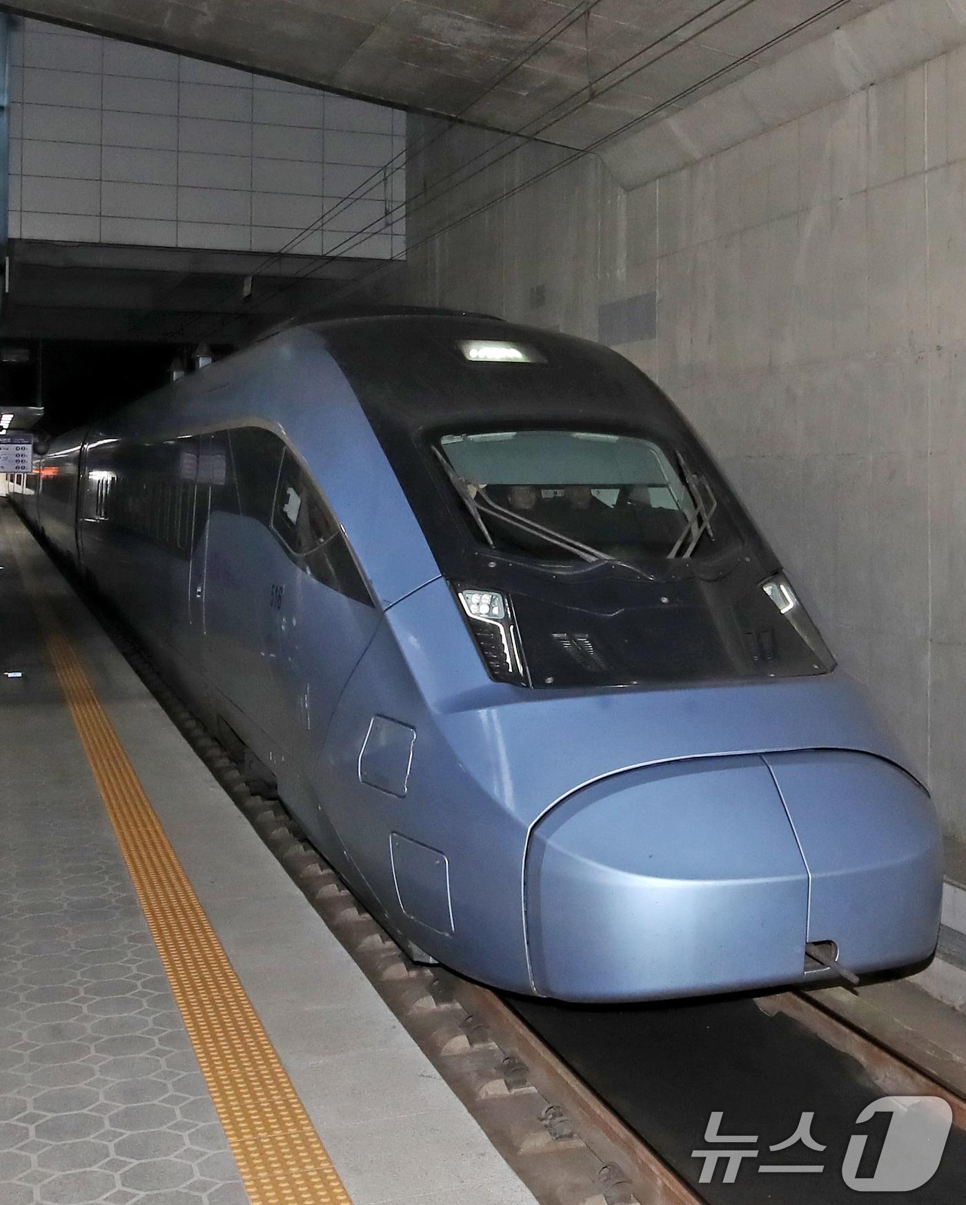 본문 이미지 - 30일 오전 서울 청량리역과 부산 부전역을 잇는 중앙선 KTX-이음 신규 정차역으로 지정된 신해운대역에서 KTX-이음 부전행 열차가 도착하고 있다. 2025.12.30/뉴스1 ⓒ News1 윤일지 기자