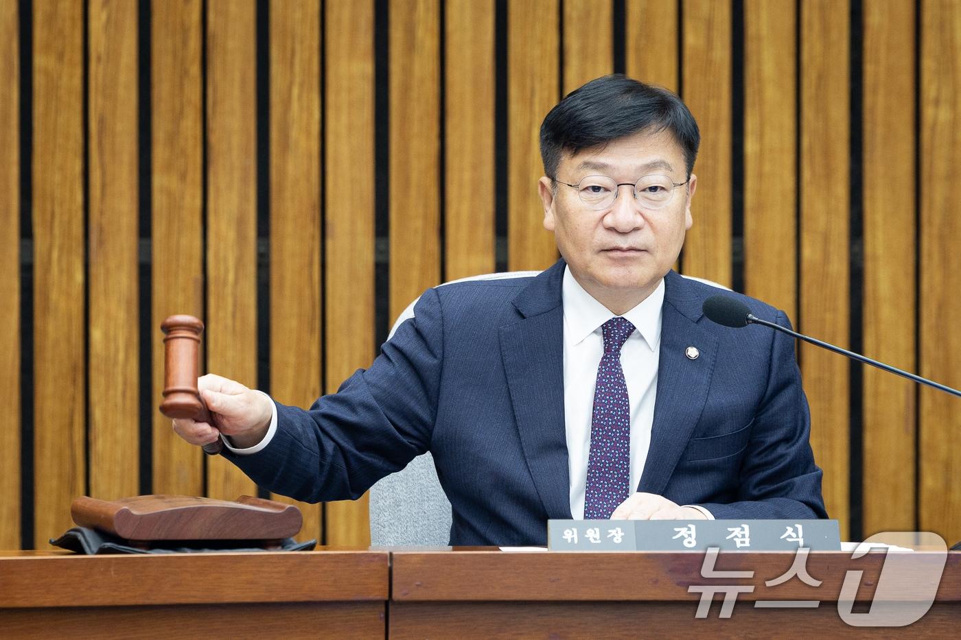 정점식 국회 감사원장(김호철) 임명동의에 관한 인사청문특별위원장이 지난해 12월 30일 서울 여의도 국회에서 열린 특위 전체회의에서 의사봉을 두드리고 있다. 2025.12.30/뉴스1 ⓒ News1 유승관 기자