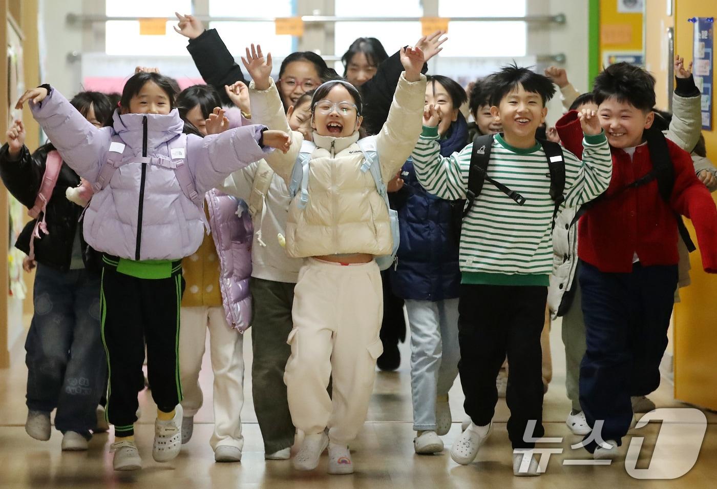 30일 오전 대구 동구 대구팔공초등학교에서 겨울방학식을 마친 1학년 학생들이 교실을 나서며 환호하고 있다. (사진은 기사 내용과 무관함) 2025.12.30/뉴스1 ⓒ News1 공정식 기자