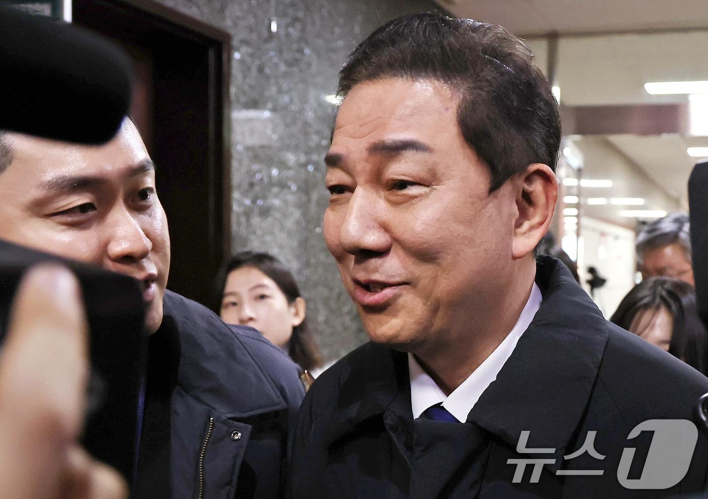 원내대표직을 사퇴한 김병기 더불어민주당 의원이 지난달 30일 서울 여의도 국회 내 민주당 원내대표실에서 나와 이동하고 있다. 2025.12.30/뉴스1 ⓒ News1 장수영 기자