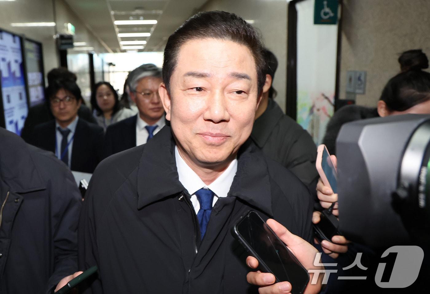 원내대표직을 사퇴한 김병기 더불어민주당 의원이 30일 서울 여의도 국회 내 민주당 원내대표실에서 나와 이동하고 있다. 2025.12.30/뉴스1 ⓒ News1 장수영 기자