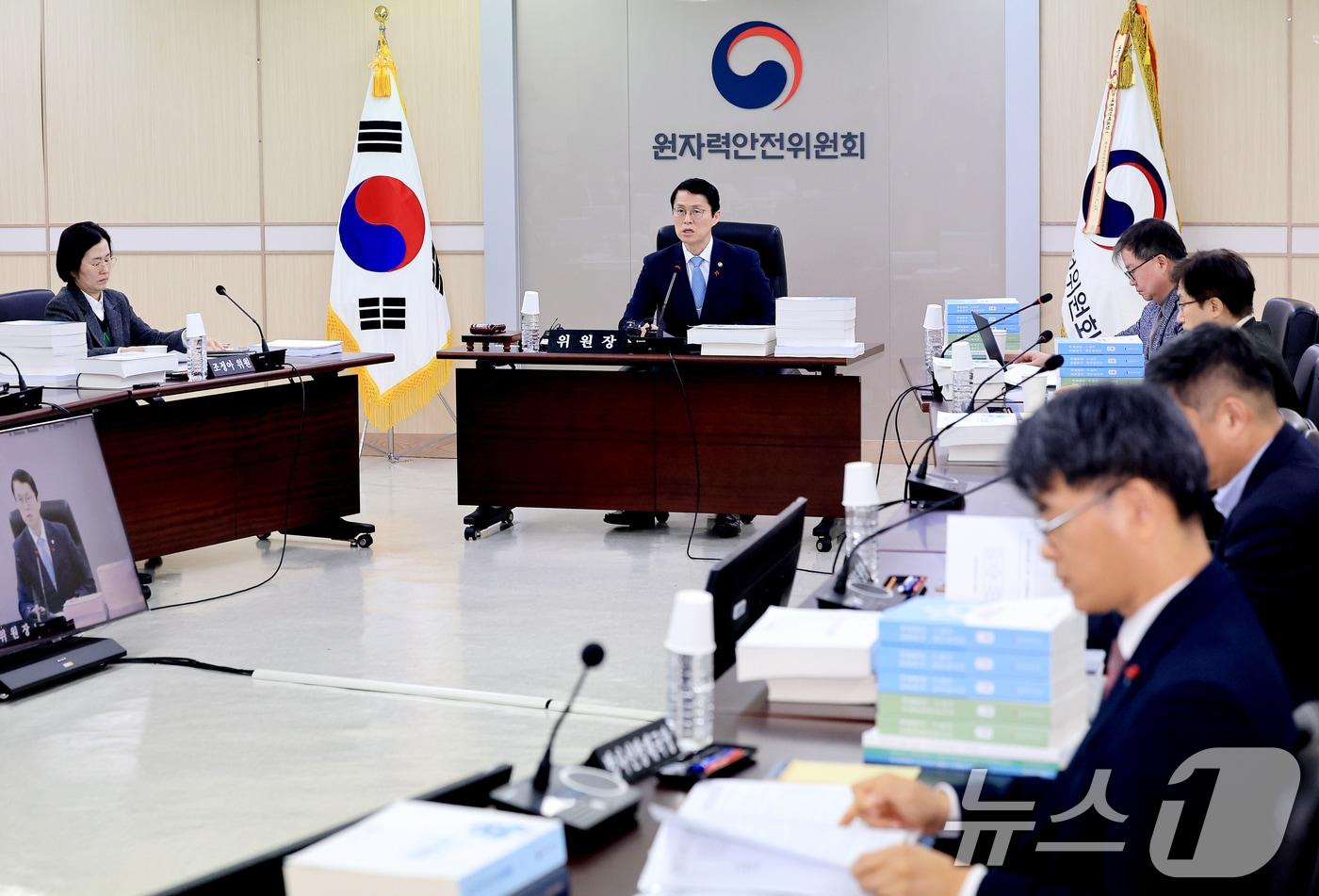 본문 이미지 - 최원호 원자력안전위원회 위원장이 30일 서울 중구 원자력안전위원회(원안위)에서 열린 제228회 전체회의에서 모두발언을 하고 있다.. 2025.12.30 ⓒ 뉴스1 이호윤 기자