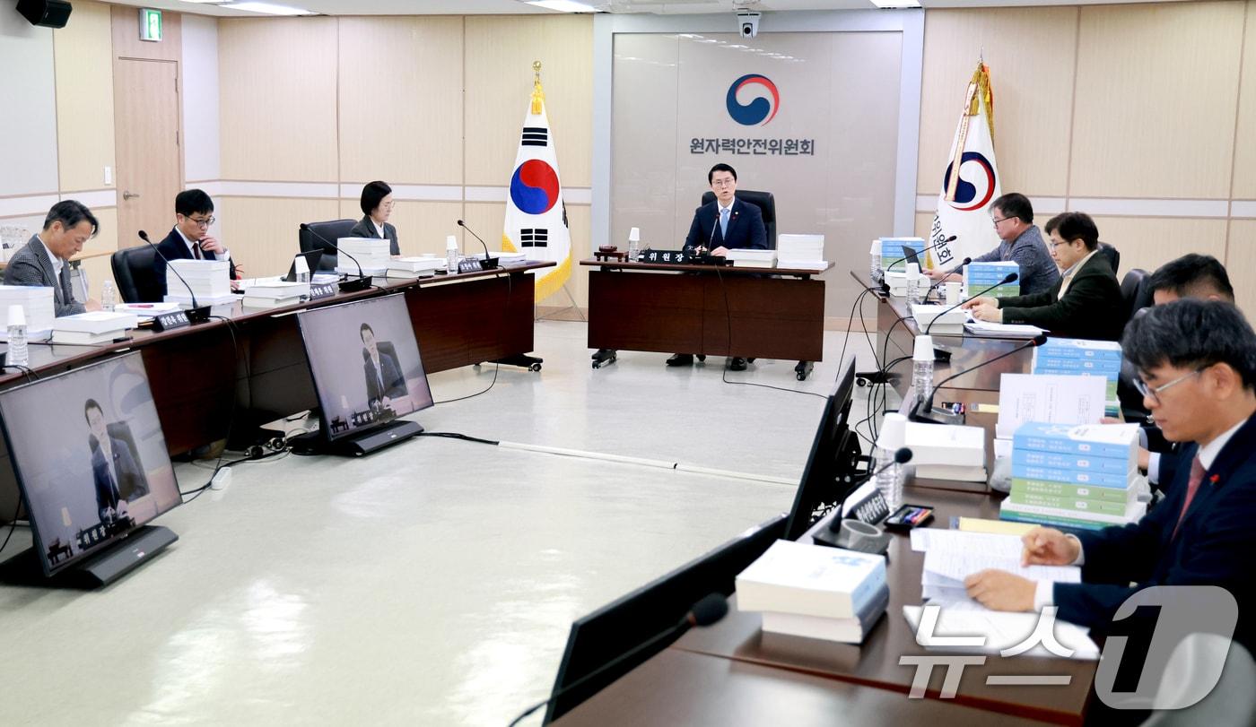 본문 이미지 - 최원호 원자력안전위원회 위원장이 30일 서울 중구 원자력안전위원회(원안위)에서 열린 제228회 전체회의에서 모두발언을 하고 있다.  2025.12.30 ⓒ 뉴스1 이호윤 기자