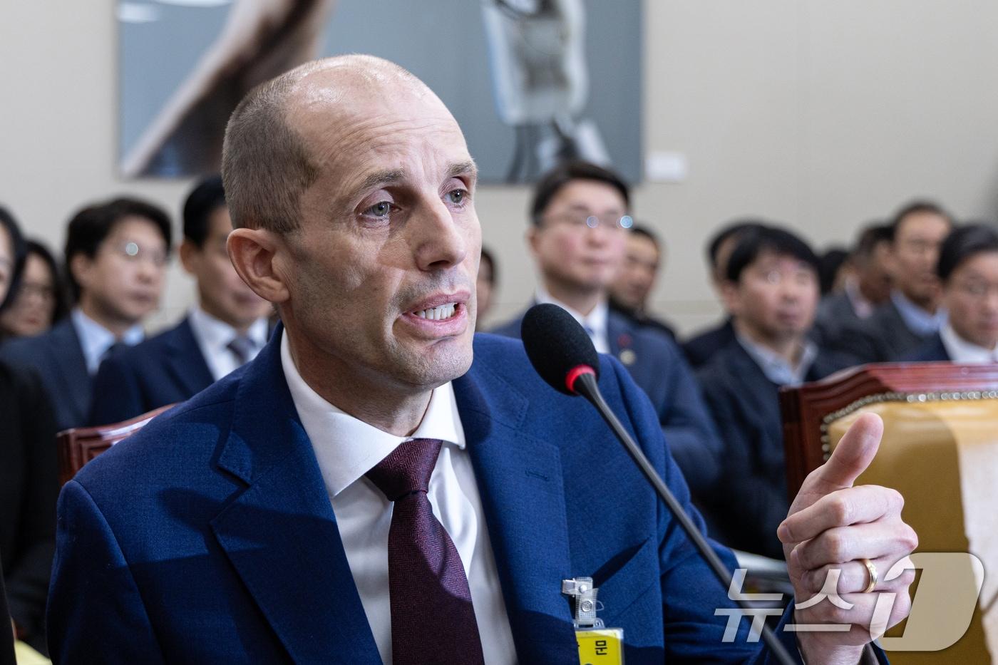 해롤드 로저스 쿠팡 대표이사가 30일 서울 여의도 국회에서 열린 제430회국회(임시회) 쿠팡 침해사고 및 개인정보 유출, 불공정 거래, 노동환경 실태 파악과 재발방지 대책 마련을 위한 연석 청문회에 출석해 의원 질의에 답변하고 있다. 2025.12.30/뉴스1 ⓒ News1 이승배 기자