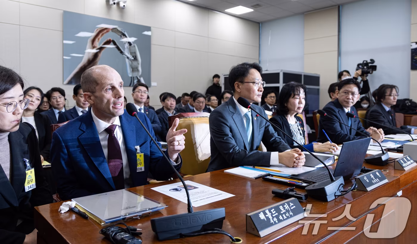 해롤드 로저스 쿠팡 대표이사가 30일 서울 여의도 국회에서 열린 제430회국회(임시회) 쿠팡 침해사고 및 개인정보 유출, 불공정 거래, 노동환경 실태 파악과 재발방지 대책 마련을 위한 연석 청문회에 출석해 의원 질의에 답변하고 있다. 2025.12.30/뉴스1 ⓒ News1 이승배 기자