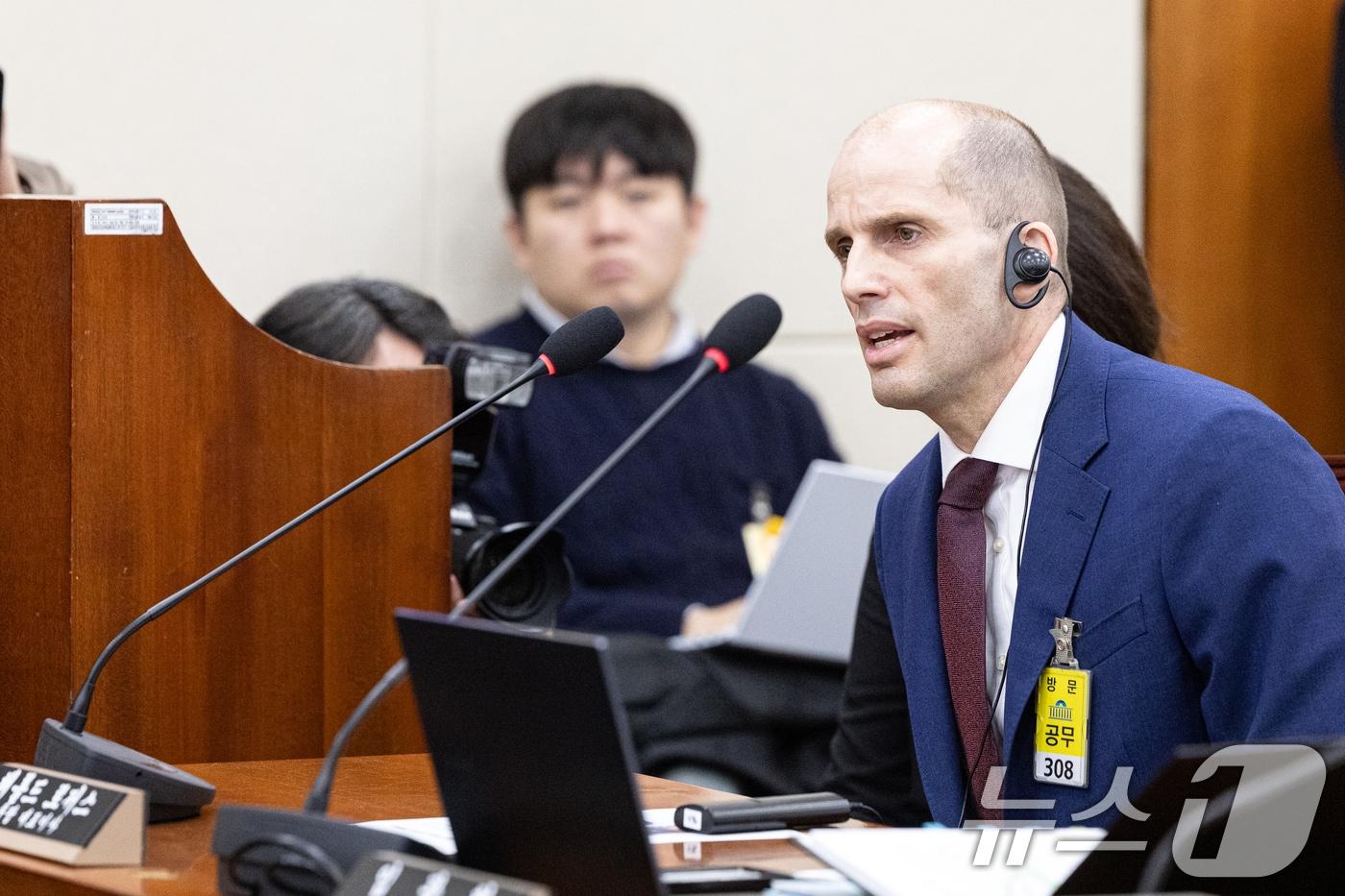 해롤드 로저스 쿠팡 대표이사가 30일 서울 여의도 국회에서 열린 제430회국회(임시회) 쿠팡 침해사고 및 개인정보 유출, 불공정 거래, 노동환경 실태 파악과 재발방지 대책 마련을 위한 연석 청문회에 출석해 의원 질의에 답변하고 있다. 2025.12.30/뉴스1 ⓒ News1 이승배 기자