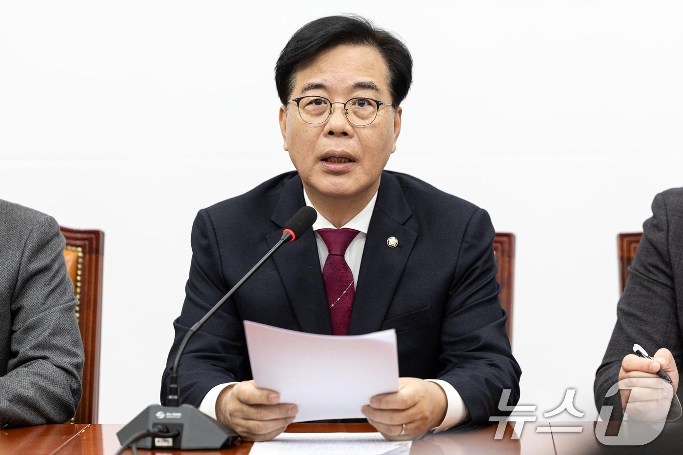 송언석 국민의힘 원내대표가 30일 서울 여의도 국회에서 열린 원내대책회의에서 모두발언하고 있다. 2025.12.30/뉴스1 ⓒ News1 이승배 기자