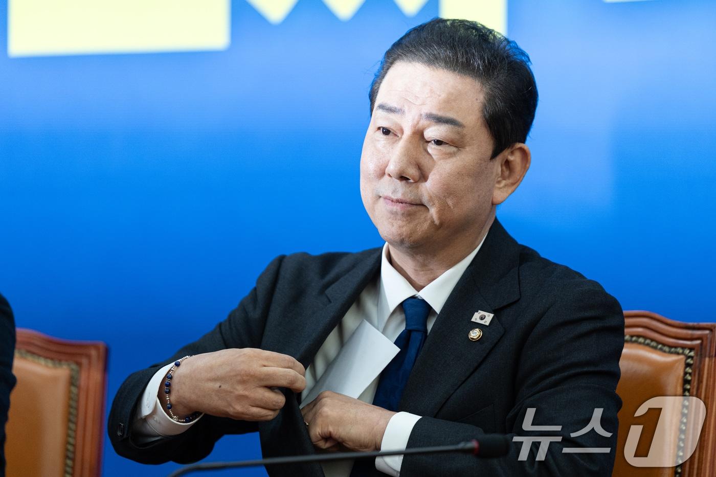 김병기 더불어민주당 원내대표가 30일 서울 여의도 국회에서 열린 원내대책회의에서 본인과 가족을 둘러싼 각종 특혜·갑질 의혹에 대해 입장을 밝힌 뒤 입장문을 주머니에 넣고 있다. 김 원내대표는 이날 입장 발표를 통해 원내대표직에서 사퇴한다고 밝혔다. 2025.12.30/뉴스1 ⓒ News1 이승배 기자