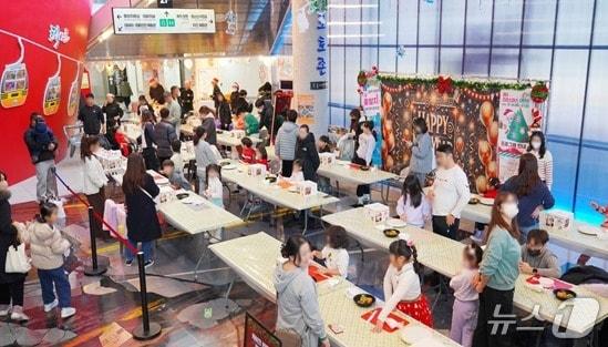 본문 이미지 - 강원 태백시의 크리스마스 및 연말 이벤트가 지난 25~27일 한국안전체험관(365세이프타운 및 키즈랜드)에서 열렸다. (태백시 제공. 재판매 및 DB금지) 2025.12.30/뉴스1