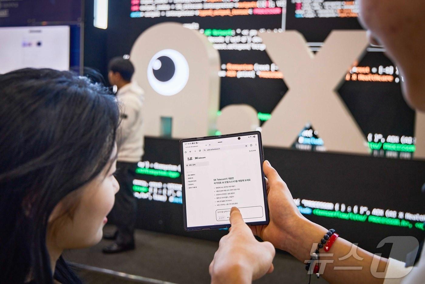 SK텔레콤 정예팀이 30일 서울 코엑스에서 열리는 과학기술정보통신부 주최 ‘독자 AI 파운데이션 모델 프로젝트 1차 발표회’에서 대국민 프리젠테이션을 통해 자사의 AI 모델인 A.X K1을 공개한다고 밝혔다. 사진은 코엑스에 마련된 SK텔레콤 정예팀 체험공간을 찾은 방문자가 A.X K1 모델을 사용하는 모습. (SK텔레콤 제공. 재판매 및 DB 금지) 2025.12.30/뉴스1