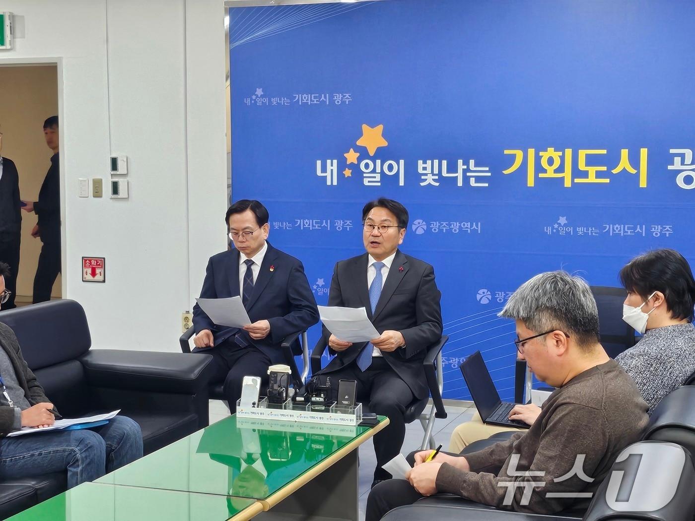 본문 이미지 - 강기정 광주시장이 30일 광주시 기자실에서 광주전남 행정통합 추진기획단 구성 계획을 밝히고 있다. 2025.12.30/뉴스1 ⓒ News1 이수민 기자