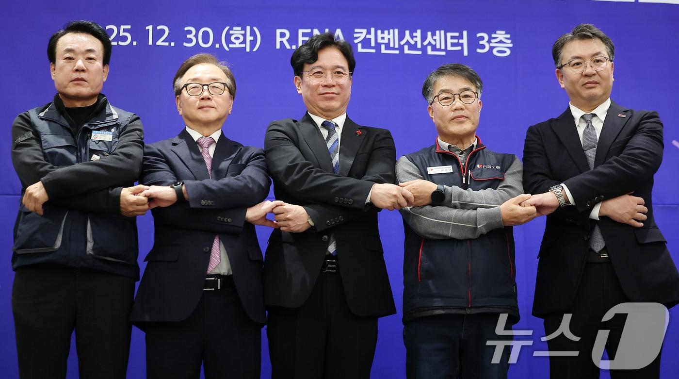 본문 이미지 - 강석윤 한국노총 상임부위원장(왼쪽부터), 이동근 한국경영자총협회 상근부회장, 김영훈 고용노동부 장관, 한성규 민주노총 부위원장, 오기웅 중소기업중앙회 상근부회장이 지난해 12월 30일 오후 서울 중구 서울 R.ENA 컨벤션센터에서 열린 '실노동시간 단축' 노·사·정 공동선언 및 대국민 보고회에서 기념 촬영을 하고 있다. 2025.12.30 ⓒ 뉴스1 김진환 기자