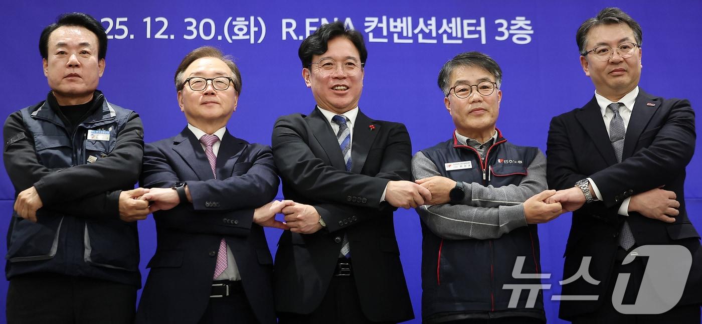 강석윤 한국노총 상임부위원장(왼쪽부터), 이동근 한국경영자총협회 상근부회장, 김영훈 고용노동부 장관, 한성규 민주노총 부위원장, 오기웅 중소기업중앙회 상근부회장이 30일 오후 서울 중구 서울 R.ENA 컨벤션센터에서 열린 '실노동시간 단축' 노·사·정 공동선언 및 대국민 보고회에서 기념 촬영을 하고 있다. 2025.12.30/뉴스1 ⓒ News1 김진환 기자