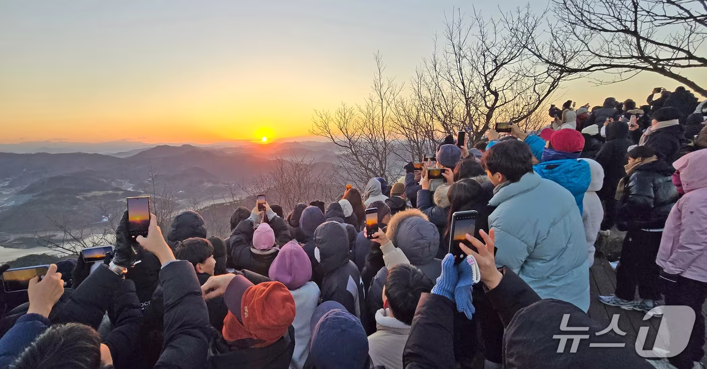 전북 임실군은 오는 1월 1일 오전 6시 15분부터 운암면 입석리 소재 국사봉 주차장 일원에서 '2026 해맞이 행사'를 개최한다.(임실군제공. 재판매 및 DB제공)2025.12.30/뉴스1