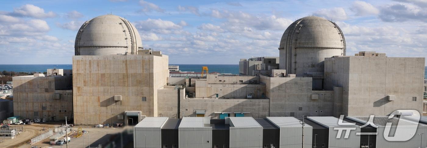 한국수력원자력은 울산광역시 울주군에 위치한 새울원자력발전소 3호기가 원자력안전위원회로부터 운영허가를 취득했다고 30일 밝혔다. 한수원은 운영허가 취득 이후 연료장전을 시작으로 약 8개월간 출력상승시험과 간이정비 등 각종 성능시험을 거쳐 8월 상업운전에 돌입할 예정이다.(한수원 제공)