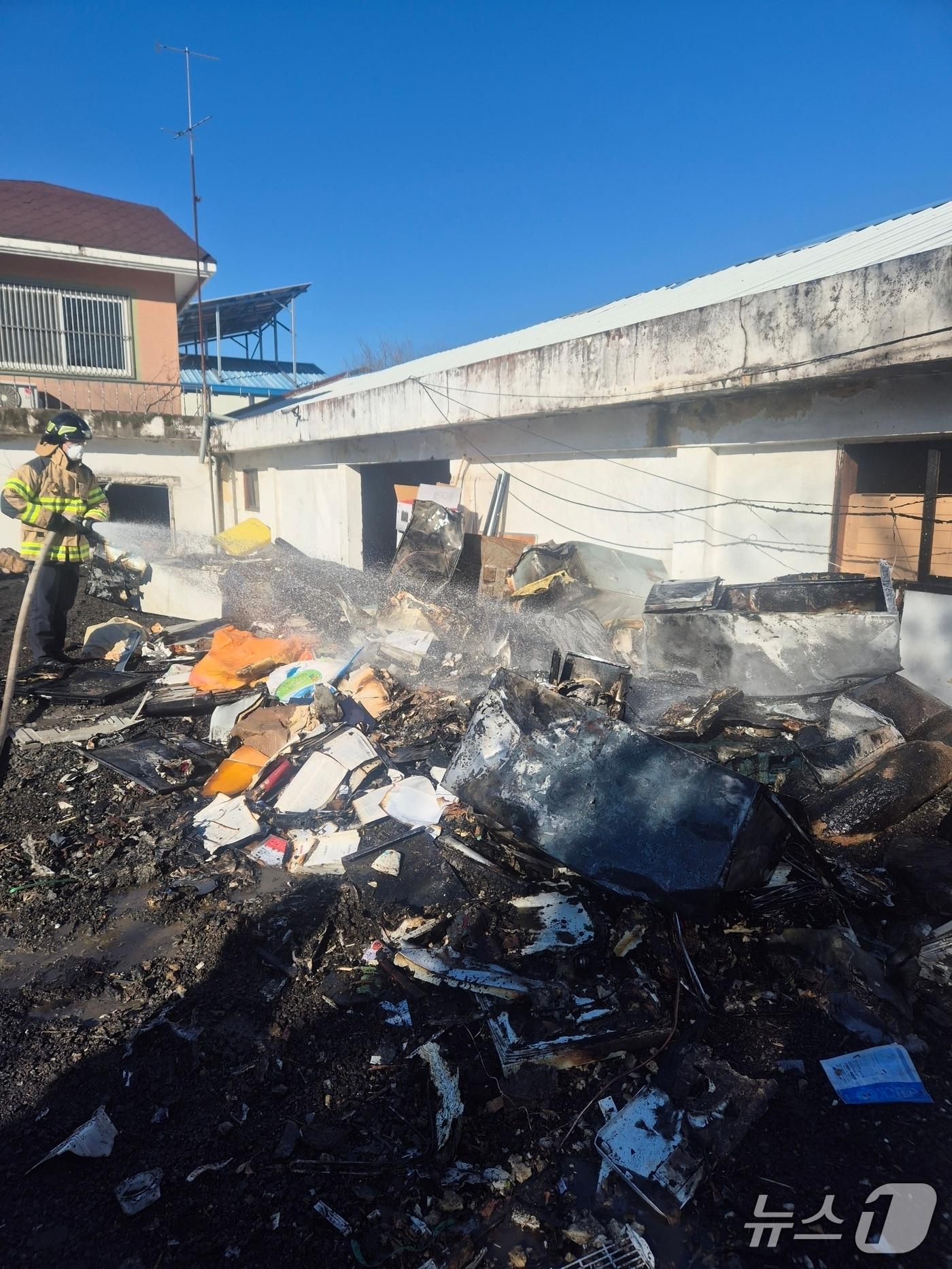 본문 이미지 -  금산군 추부면 화재 현장. (금산소방서 제공, 재판매 및 DB금지) / 뉴스1