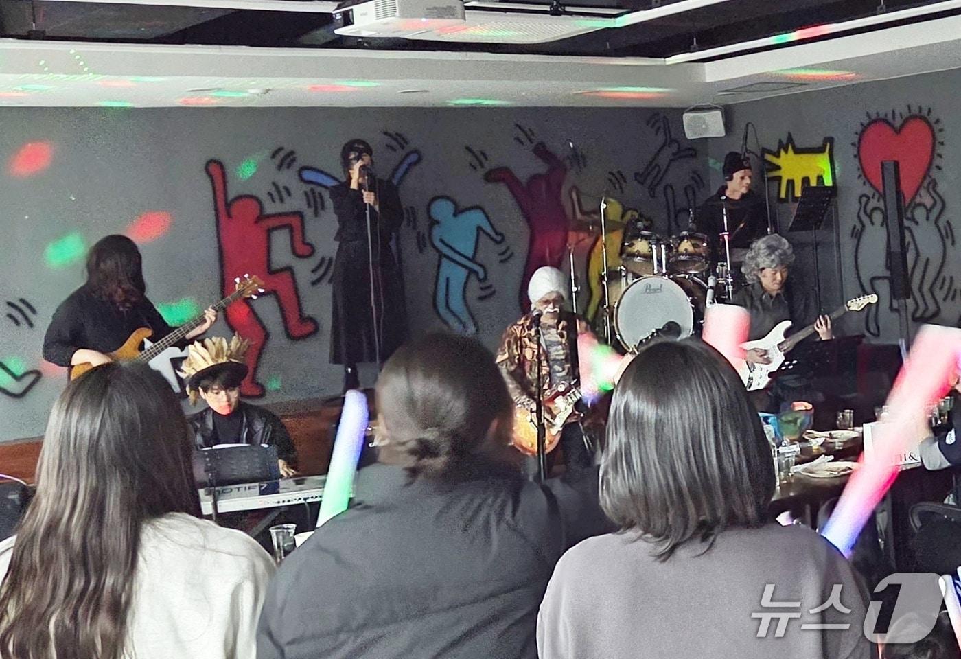 고려동물메디컬센터 원장들이 23일 청주 본원에서 열린 송년회에서 공연을 하고 있다. ⓒ 뉴스1