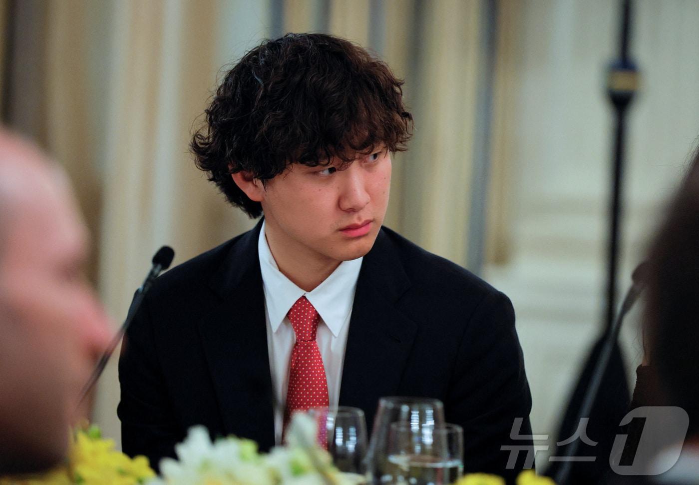 스케일AI 공동창업자 알렉산드르 왕이 지난 9월 4일 백악관에서 열린 만찬에 참석해 도널드 트럼프 미국 대통령의 연설을 듣고 있다. 2025.9.4 ⓒ 로이터=뉴스1 ⓒ News1 강민경 기자