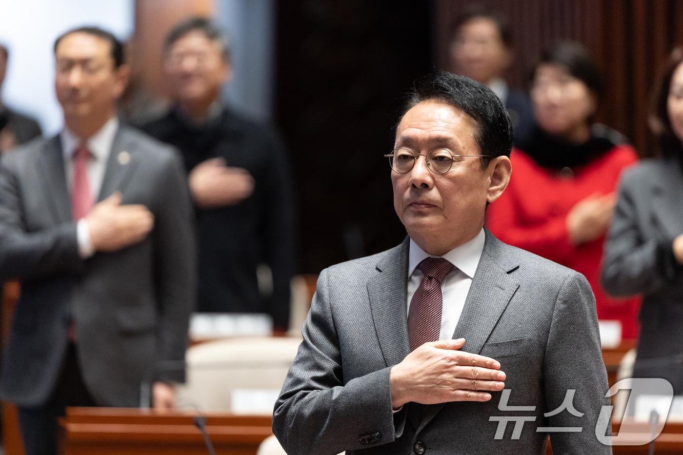 김도읍 국민의힘 정책위의장이 30일 서울 여의도 국회에서 열린 의원총회에서 국민의례하고 있다. 2025.12.30/뉴스1 ⓒ News1 이승배 기자