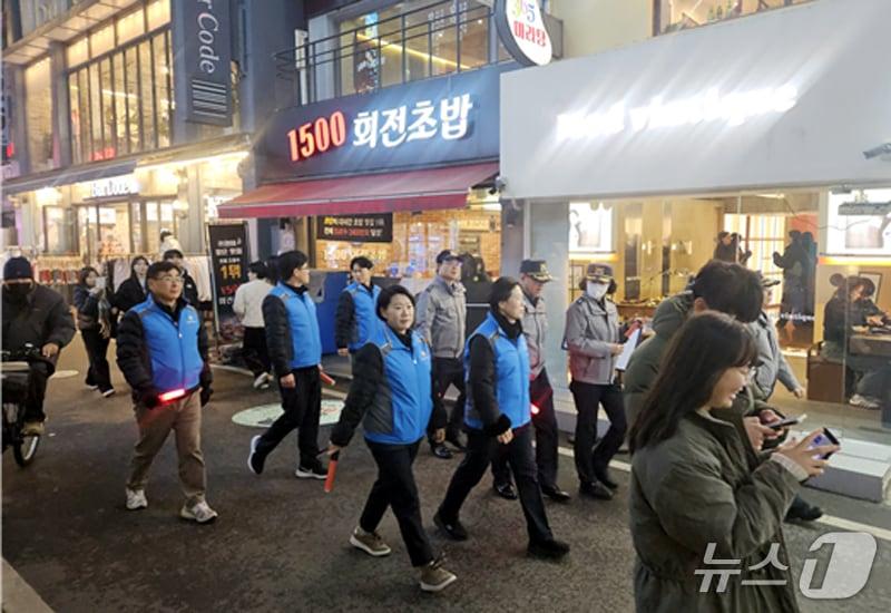 본문 이미지 - 대전중부경찰서는 연말연시를 맞아 지난 29일 대전 대표번화가인 으능정이 거리를 대상으로 ‘야간 T.O.P’ 도보순찰을 실시했다. (대전경찰청 제공. 재판매 및 DB금지) 2025.12.30/뉴스1