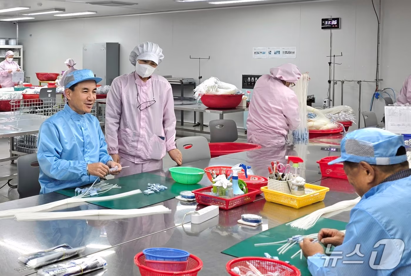 김진태 강원특별자치도지사가  30일 원주 기업도시 내 의료기기 생산공장인 인성메디칼을 찾아  수액세트 조립을 하고 있다.(강원도 제공, 재판매 및 DB금지)