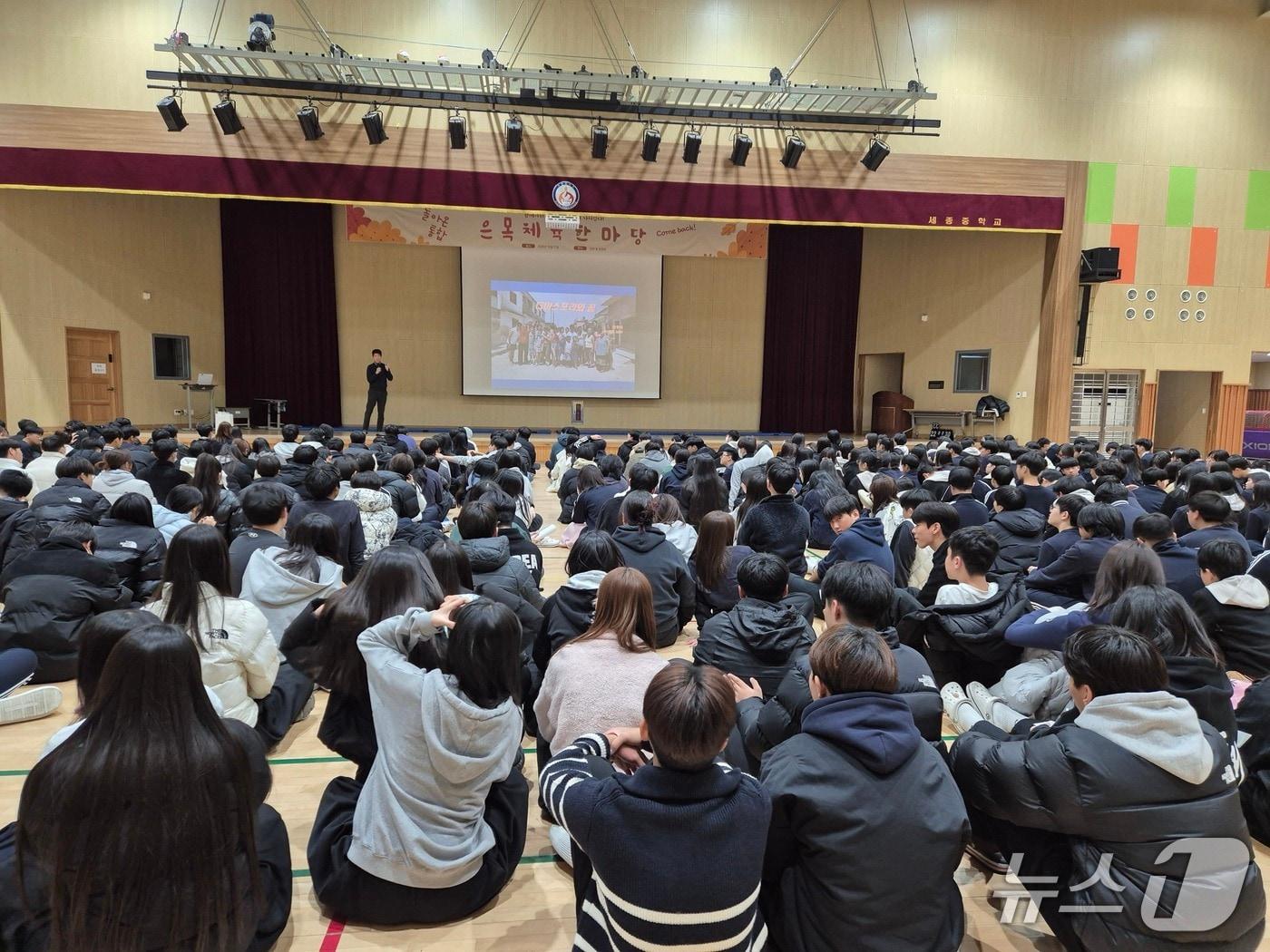 본문 이미지 - 재외동포청은 2025년 한 해 동안 전국 초·중·고·대학교를 직접 찾아가 학생들에게 재외동포의 삶과 역할을 설명하는 '찾아가는 재외동포 이해교육'을 총 70회 운영했다고 밝혔다. 2025.12.30. (재외동포청 제공) 