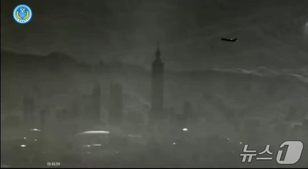 본문 이미지 - 중국군은 드론으로 대만 타이베이 101 빌딩을 촬영한 모습을 공개했다. (사진출처 중국군호)